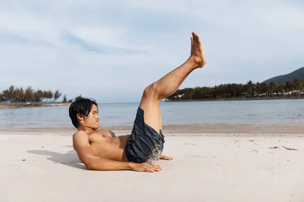 Активний Азіатський Спортсмен Насолоджуючись Пляжем Біг Фітнесу Оздоровлення — стокове фото