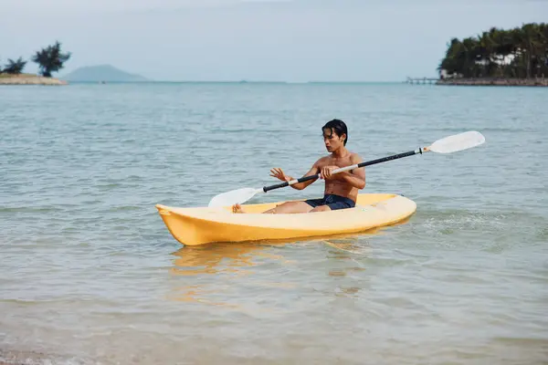 Щасливий Азіатський Чоловік Кейкінг Тропічному Раю Весело Заповнені Пляжні Канікули — стокове фото