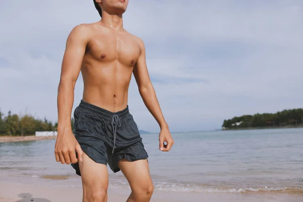 サマーサンセットでフィットとアクティブなライフスタイルを取り入れる ビーチで走る筋肉アジア人男性 — ストック写真