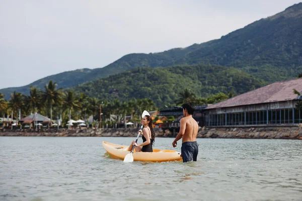 カヤックハーモニー セレン熱帯水域の楽しいアジアのカップルパドリング — ストック写真