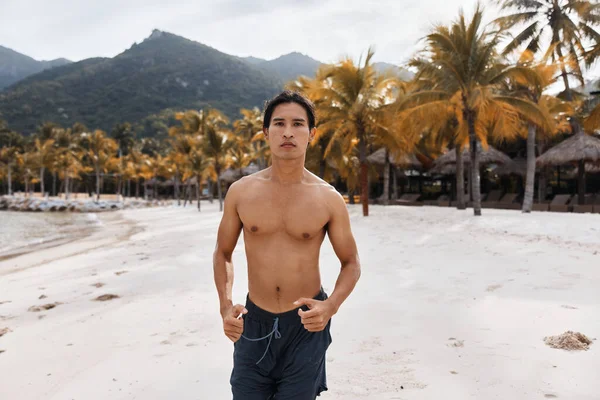 Aktiv Asiatisk Man Njuter Beach Running Stamina Styrka Och Lugn — Stockfoto