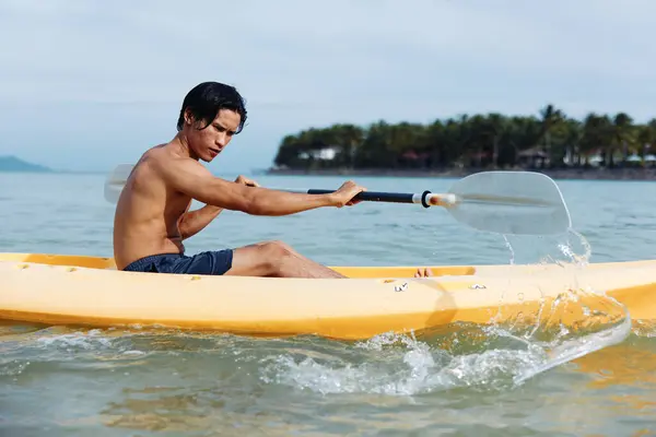 Aventura Verão Sereno Homem Asiático Apreciando Caiaque Praia Tropical — Fotografia de Stock