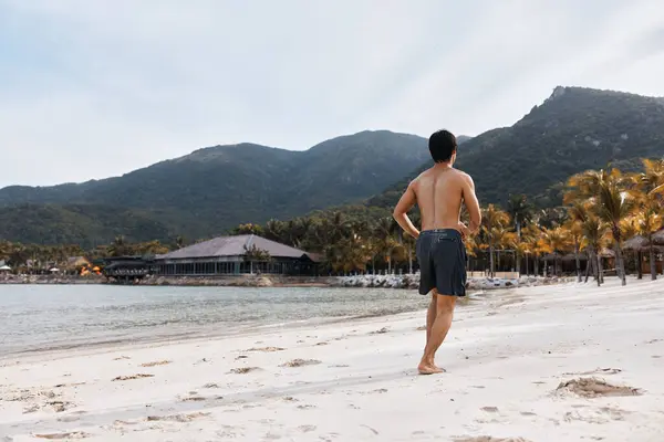 Aktiver Asiatischer Athlet Läuft Bei Sonnenuntergang Strand Und Erreicht Fitness — Stockfoto