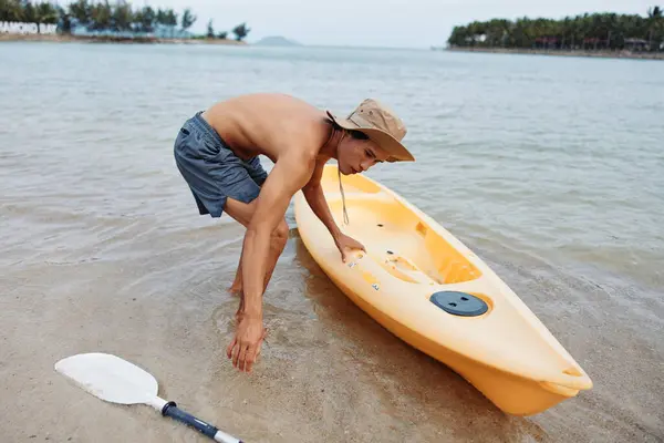 夏の楽しみ 熱帯ビーチでカヤックの喜びを体験するアジア人男性 — ストック写真