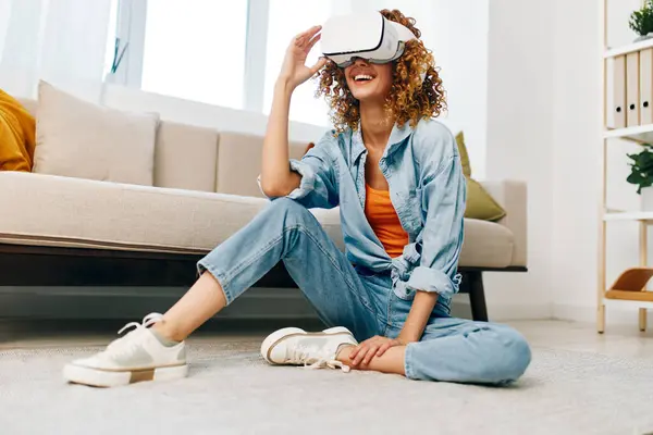Realidade Virtual Uma Mulher Moderna Entretenimento Interior Alegre Conforto Sua — Fotografia de Stock