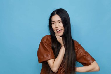 Kendine güvenen uzun mavi moda Asyalı mutlu Asya yaşam tarzı sevimli Koreli çekici kız eğlence sektörü hanımı saç modayı moda tebessüm arka plan stüdyosu