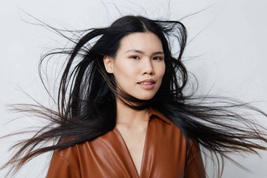 Kadın portresi güzel zarafet bej rengi sevimli saç makyajı güzellik uzun kadınlık çekici kız kozmetik siyah saç Koreli seksi cazibeli Asyalı kuaför