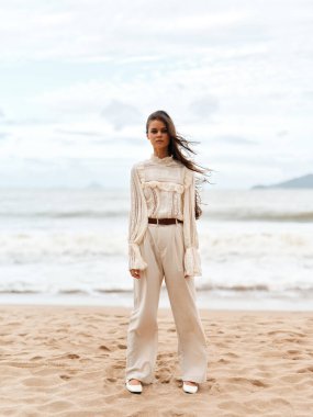 Cennetteki Güzellik: Tropik Plaj Tatilinden Hoşlanan Tarz sahibi Bir Kadın