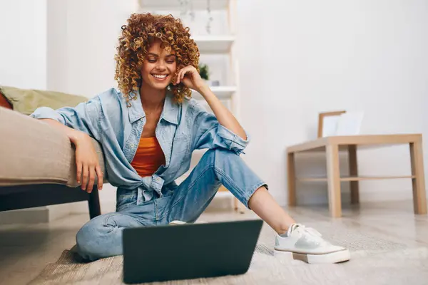 Lachende Vrouw Met Behulp Van Laptop Voor Online Freelance Baan — Stockfoto