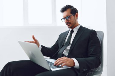 Kazanan iş adamı evet takım elbiseli yönetici koltukçu iş yeri heyecanlı görünüyor ofis işgali bilgisayarlı mutlu teknoloji laptopu çalışıyor