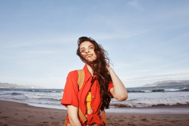 Güneş Öpen Özgürlük: Mavi Deniz 'de Hayatı Kucaklayan Neşeli Bir Kadın