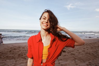 Neşeli Kadın Neşeli Deniz kenarında Dans Ediyor