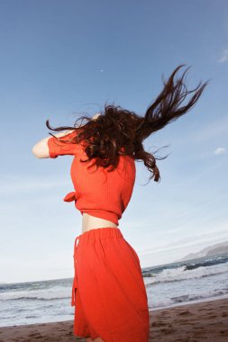 Gülümseyen Kadın Sahilde Yaz Özgürlüğünün Eğlencesinde Dans Ediyor