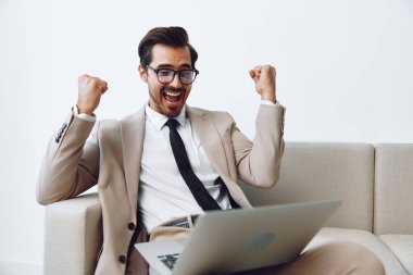 Erkekler odası portre evi teknoloji işi başarılı girişimci online adam milenyum kanepe ağ kuran yakışıklı sırıtan kanepede oturmuş videoyu dinliyorsunuz.