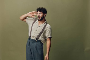 Moda adamı mutlu görünüyor. Beyaz, yetişkin, sakallı adam. Sıradan bir yüz ifadesi.