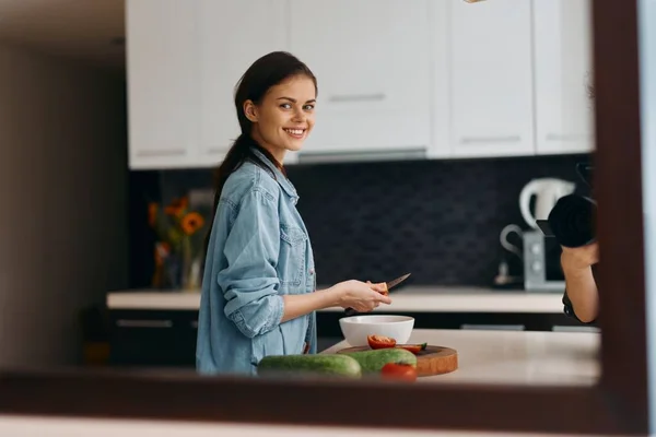 Mooie Jonge Vrouw Koken Gezond Ontbijt Een Blanke Keuken — Stockfoto