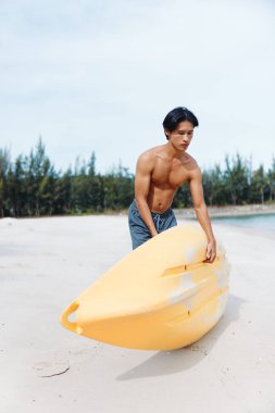 Mutlu Asyalı Adam Tropikal Plaj Tatilinde Kayak Yapıyor