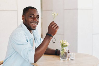 Afrikalı iş adamı afro erkek gülüşü neşeli genç ev insanı sıradan Amerikan çekici siyahi mutlu adam yetişkin yakışıklı portre yaşam tarzı