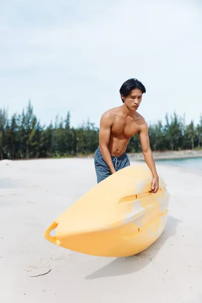 Feliz Asiático Hombre Kayak Tropical Playa Vacaciones —  Fotos de Stock