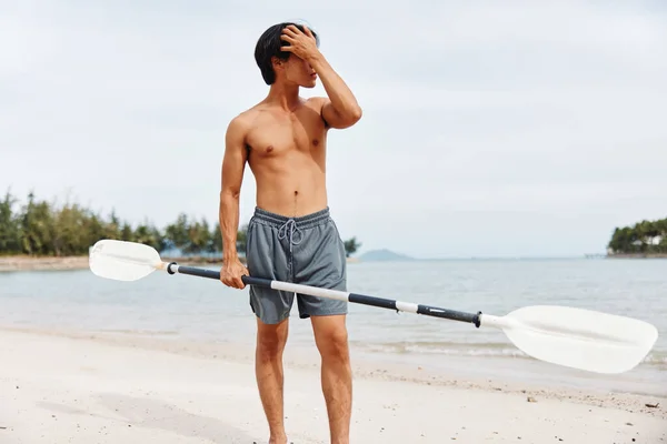 Активний Азіатський Чоловік Насолоджується Суп Інтернат Пригоди Заході Сонця Пляжі — стокове фото