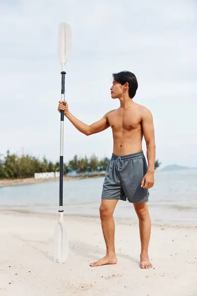 Азіатський Чоловік Насолоджується Активним Способом Життя Літньому Пляжі Дошкою Сідла — стокове фото