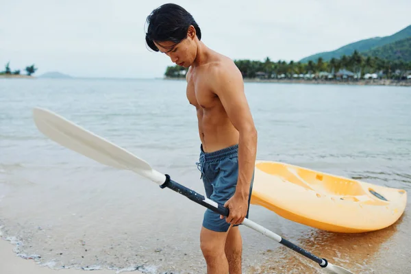 Щасливий Азіатський Чоловік Каное Тропічній Пригоди Каяка Пляжі — стокове фото
