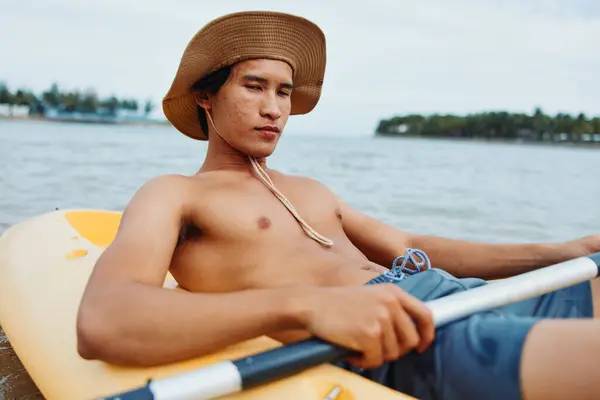 Щасливий Азіатський Чоловік Насолоджуючись Каякінгу Пригоди Тропічному Пляжі — стокове фото