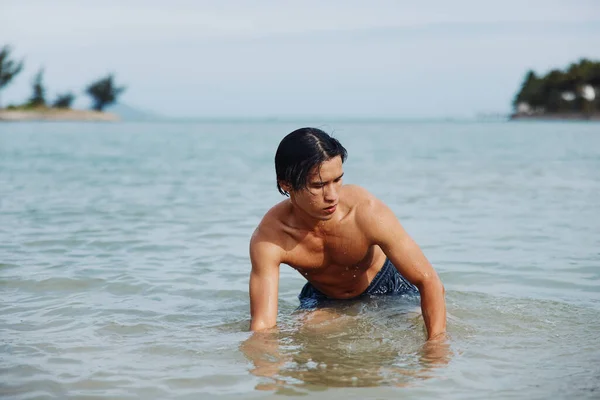 Hombre Asiático Sonriente Disfrutando Diversión Acuática Playa Tropical Durante Las —  Fotos de Stock