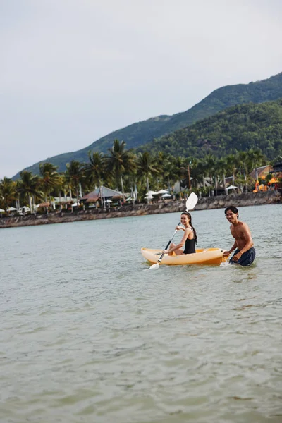 水上でのケアフリー楽しい 熱帯アジアの休暇を楽しむカップルをカヤック — ストック写真