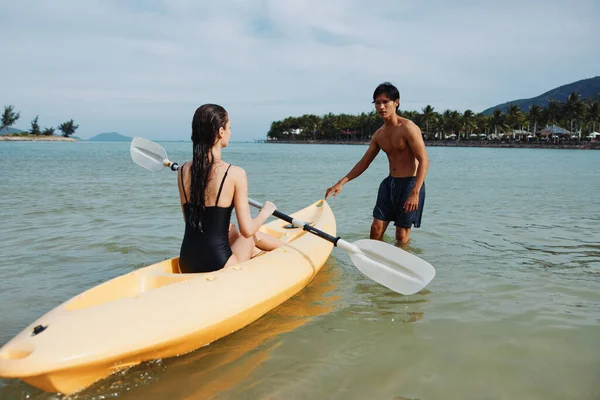 Aventure Long Des Eaux Tropicales Couple Kayakistes Profitant Coucher Soleil — Photo