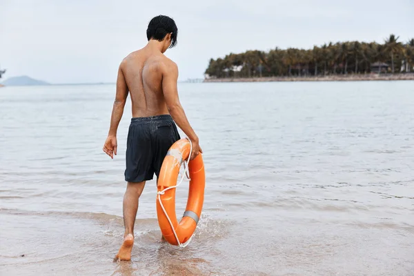 Salvavidas Servicio Alegre Hombre Asiático Protegiendo Playa Salvando Vidas Garantizando —  Fotos de Stock