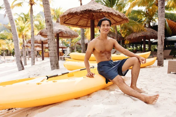 Sunlit Kayaking Adventure Aktiv Asiatisk Man Njuter Sommarsemester Tropical Beach — Stockfoto