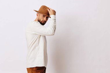 Genç adamın kafası karışmış üzgün, Kafkasyalı ifade gömleği depresif, erkek arka plan portresi insan kafası, beyaz, çekici arka plan, yakışıklı, duygusal, gelişigüzel stres.