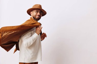 Sakallı, mutlu bir arka plan. Sıradan, şık, çekici bir şapka. Erkekler, yetişkin, beyaz tenli, genç portreler, yakışıklı, tarz adamı.