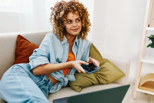 Lachende Vrouw Met Behulp Van Laptop Voor Freelance Baan Comfortabele — Stockfoto