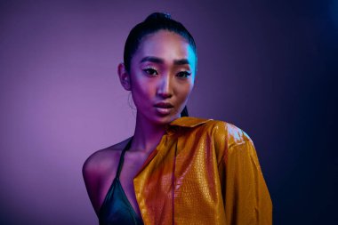 Asyalı kadın saçı pozu açık mor model esmer moda moda cazibesi renkli mavi güzel neon yüksek stüdyo makyaj diskosu güzel
