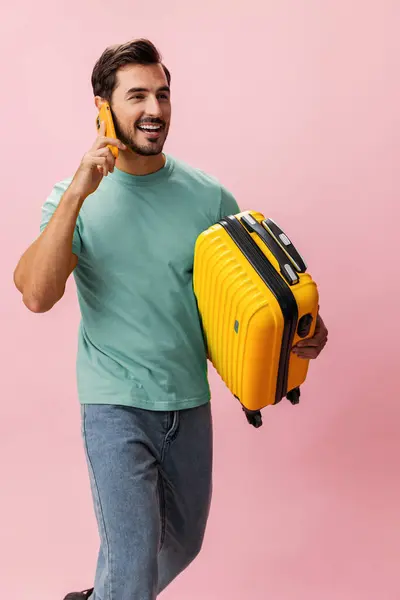 Çantalı Adam Yetişkin Yolcu Yolcu Yolcu Gülümseme Akıllı Telefon Beyaz — Stok fotoğraf