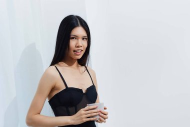 Koreli kadın saç zarafeti beyaz siyah saç cazibesi Asyalı kozmetik güzellik salonu uzun portre kadın saç sevimli güzel kız güzel moda