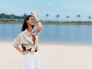 Yaz Güzeli: Güneşli bir plajda Tatilin tadını çıkaran Genç Kadınlar