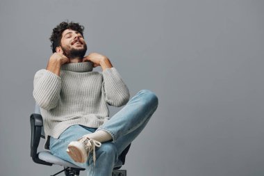 Gülümseyen beyaz adam yetişkin yüzü çekici genç model yakışıklı beyaz arka plan yaşam tarzı ifade mutlu portre saç