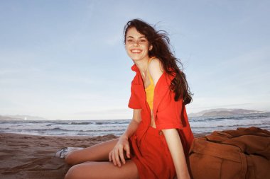 Neşeli Gezgin: Huzurlu Kıyı Manzarasında Bir Kadın Keyifli Sırt Çantası Macerası