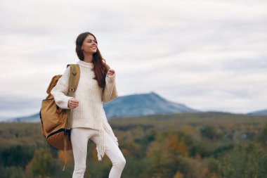 Mountain Bliss: Gülümseyen Kadınlar Uçurumda Maceralı Yolculuk