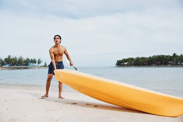 セリーンサマー パラダイスの熱帯ビーチでハッピーアジア人の男カヤック — ストック写真