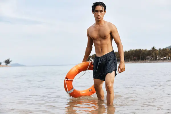 Азіатський Рятувальник Спостерігає Радісними Плавцями Піщаному Пляжі Забезпечуючи Безпеку Порятунок — стокове фото