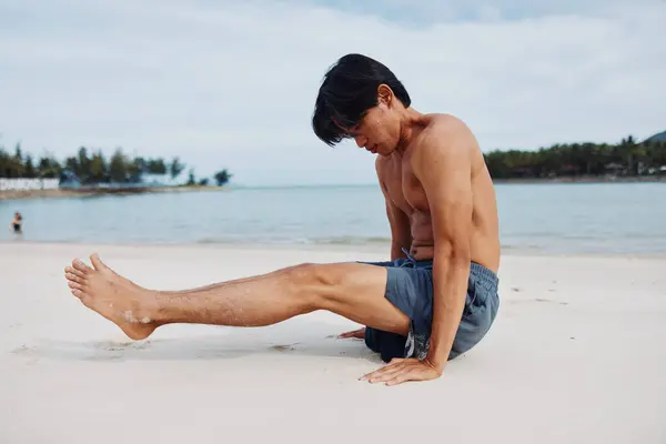 Активний Азіатський Бігун Насолоджуючись Пляжем Язистий Чоловік Приймає Фітнес Оздоровлення — стокове фото