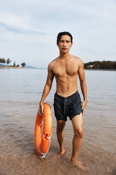 Літній Рятувальник Азіатський Чоловік Рятує Життя Піщаному Пляжі Насолоджуючись Відпочинком — стокове фото