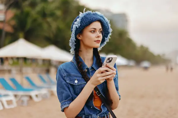 ビーチで夏を楽しむスタイリッシュな女性 電話でセルフィーを取る — ストック写真