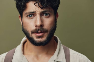 Yakışıklı yetişkin mankenler genç erkek izole moda arka plan çekici sakal beyaz ifade tarzı sıradan havalı kendine güvenen adam beyaz