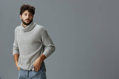 Yüz ifadesi modeli stüdyo yetişkin erkekler şık sakallı yaşam tarzı beyaz adam yakışıklı genç erkek.