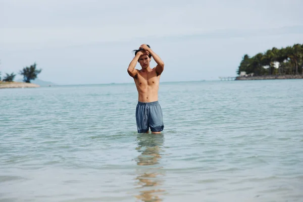 Hombre Asiático Sonriente Disfrutando Refrescante Baño Prístino Agua Del Océano —  Fotos de Stock